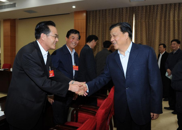 Liu Yunshan(R, front), a member of the Standing Committee of the Political Bureau of the Central Committee of the Communist Party of China (CPC), shakes hands with a representative during a seminar attended by ministerial-level officials, in Beijing, China, April 16, 2014. (Xinhua/Rao Aimin)
