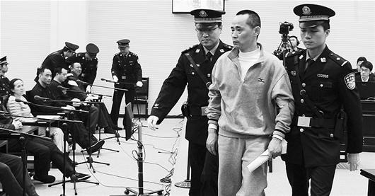 Liu Wei (front, central), the younger brother of the alleged mafia leader Liu Han, pleads guilty at the trail involving him and other six gang members. [Photo / Hubei Daily]