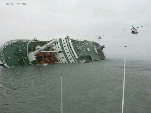 Helicopters fly above a sinking South Korean passenger ship in water off the southern coast in South Korea, April 16, 2014.(Xinhua/Newsis)