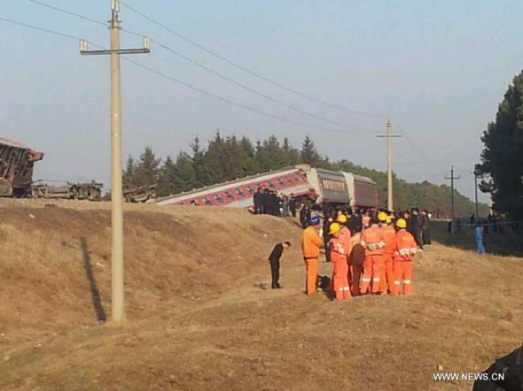 Rescuers work at the accident site where a passenger train derailed in Hailun County of Suihua City, northeast China's Heilongjiang Province. [Photo /Xinhua]
