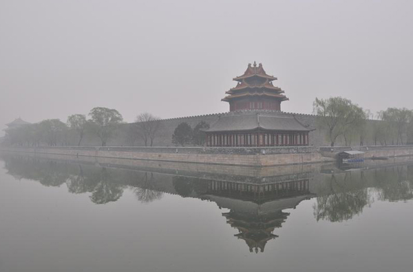 The Palace Museum, also known as Forbidden City, is seen in a smoggy day on March 27, 2014. [Photo/Xinhua] 