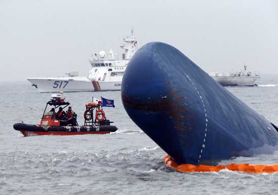 Rescue boats sail around the South Korean passenger ship Sewol which sank,  during their rescue operation in the sea off Jindo, April 17, 2014. [Photo/Agencies]
