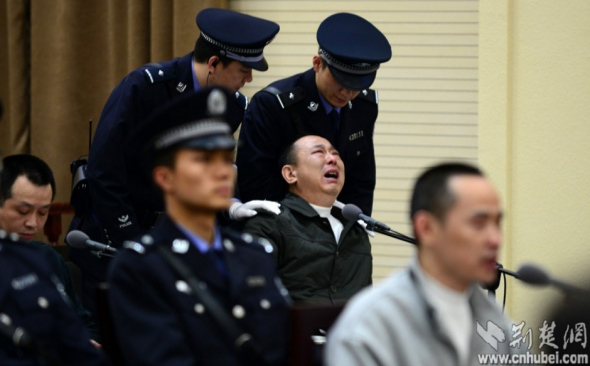 Liu Han, a mafia leader in southwest China's Sichuan province, loses control of his emotion at a trail on Thursday. [Photo/ www.cnhubei.com]