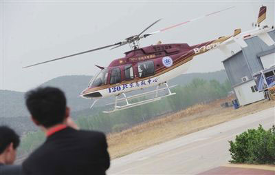 A trainee is seen practicing with a 120 helicopters at the flying club's training site in Miyun county of Beijing. [Photo: Beijing Youth Daily]