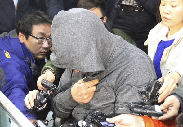 Lee Joon-Seok (C), captain of the South Korean ferry Sewol which sank at sea off Jindo, is investigated at Mokpo police station in Mokpo April 17, 2014. [Photo: China Daily/Agencies]