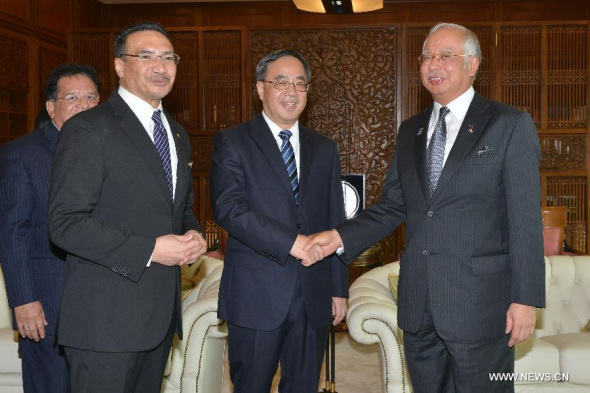 Malaysian Prime Minister and Malaysia's ruling United Malays National Organization (UMNO) President Najib Razak (1st R) meets with Hu Chunhua (2nd R), a member of the Political Bureau of the Communist Party of China (CPC) Central Committee and secretary of the Guangdong Provincial Committee of the CPC, in Putrajaya, Malaysia, on April 18, 2014. (Xinhua/Chong Voon Chung)