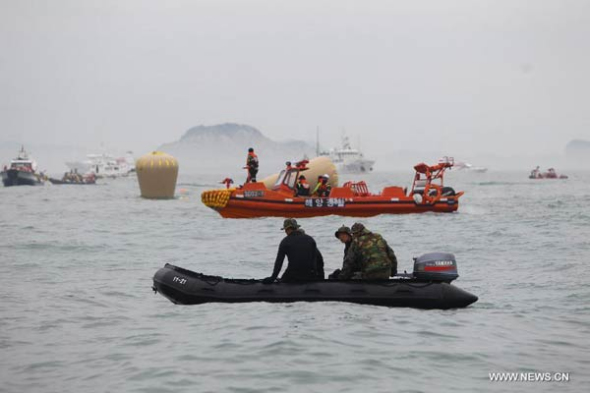 South Korean coast guard and navy divers prepare to dive near the capsized ferry in Jindo on April 18, 2014.  (Xinhua/Song Cheng Feng)