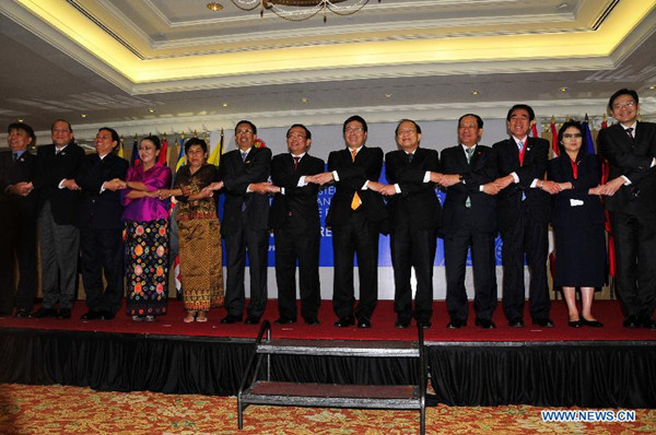 Representatives of the ASEAN delegations pose for a group photo during the opening ceremony of Sixth Meeting of ASEAN Ministers Responsible for Culture and the Arts in Hue city of Thua Thien-Hue Province in central Vietnam, April 19, 2014. (Xinhua/Zhang Jianhua)