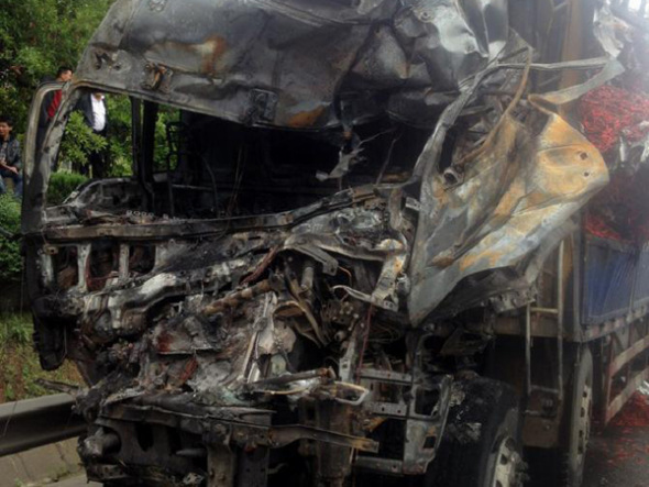 Photo taken by a mobil phone shows the site where an road accident occurred on a section of Jinggang'ao (Beijing-Hong Kong-Macao) Expressway in central China's Hunan Province, April 20, 2014. [Photo / Xinhua]