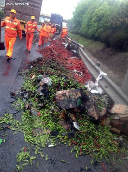 Photo taken by a mobil phone shows the site where an road accident occurred on a section of Jinggang'ao (Beijing-Hong Kong-Macao) Expressway in central China's Hunan Province, April 20, 2014. [Photo/Xinhua]