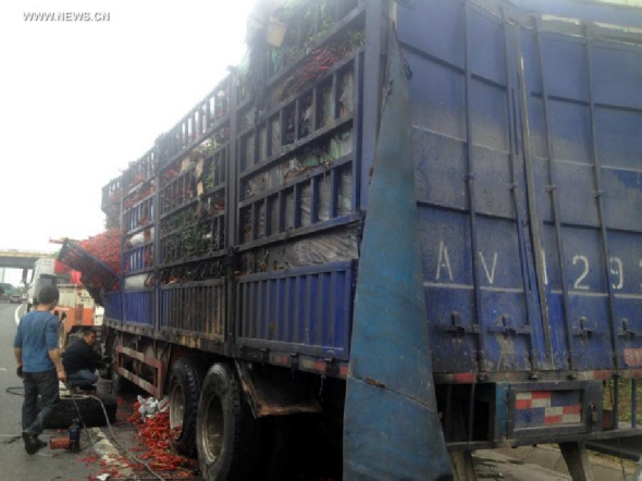 Photo taken by a mobil phone shows the site where an road accident occurred on a section of Jinggang'ao (Beijing-Hong Kong-Macao) Expressway in central China's Hunan Province, April 20, 2014. [Photo/Xinhua]
