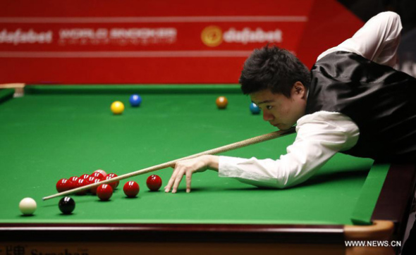 Ding Junhui of China competes during his round one match against English Michael Wasley on Day 2 of World Snooker Championship at the Crucible Theater in Sheffeild, Britain, April 20, 2014. [Xinhua/Wang Lili]