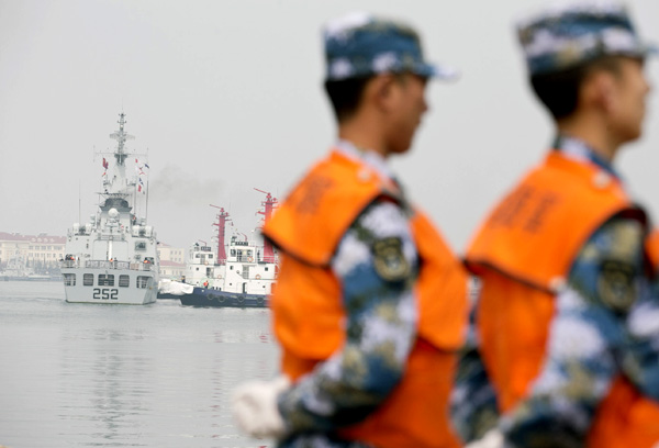 Pakistani missile destroyer Shamsheer enters the port of Qingdao, Shandong province, on Sunday. A multinational maritime exercise will be held this week to mark the 65th anniversary of the founding of the Chinese People's Liberation Army navy. Feng Yongbin / China Daily