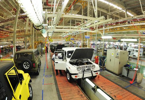 ACCELERATING PRODUCTION: Workers assemble cars in a workshop of BAIC Group in Shijiazhuang, north China's Hebei province (MOU YU)