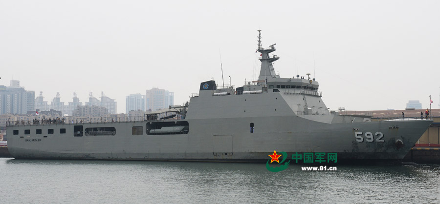 A Malaysian naval ship arrives at east China's Qingdao at around 10:30 am on April 20, 2014. (Source: 81.cn/english.cri.cn)
