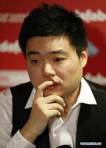 Ding Junhui of China reacts during the press conference after his Round 1 match against English Michael Wasley on Day 3 of World Snooker Championship at the Crucible Theatre in Sheffeild, Britain, April 21, 2014. Ding lost 9-10.(Xinhua/Wang Lili)