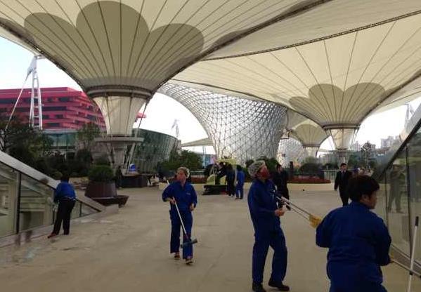 Workers make final cleaning preparations today to ready the former Expo Axis, the main entrance to the World Expo 2010 site, for its reopening tomorrow as a four-story shopping mall. (Photo source: Shanghai Daily)