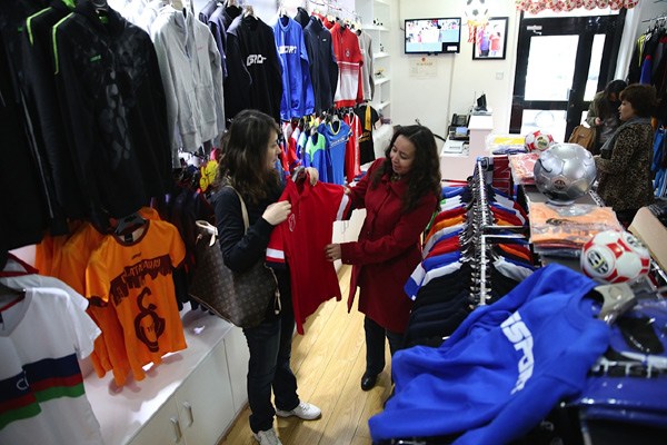 Customers select Ugsport sportwear, a Uygur brand popular in Urumqi.[Chen Yan / For China Daily]
