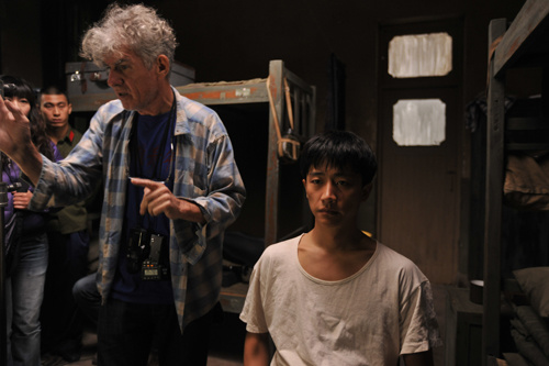 Cui Jian's directorial debut Blue Sky Bones, which garnered international recognition in Rome previously, opened at a special screening sector at the 4th Beijing International Film Festival.