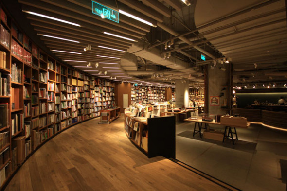 The Guangzhou-based bookstore Fang Suo Commune attracts people with not only its 130,000 books but also its unique shopping experience and various regular activities. [Photo provided to China Daily]