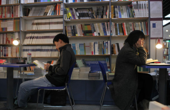 Readers burn midnight oil in Beijing's first 24-hour bookstore, the Sanlian Taofen Bookstore. [Zou Hong/China Daily]