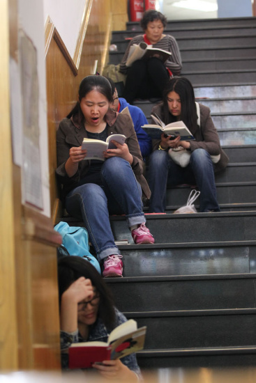 Readers burn midnight oil in Beijing's first 24-hour bookstore, the Sanlian Taofen Bookstore. [Zou Hong/China Daily]