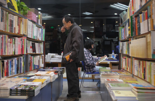 Readers burn midnight oil in Beijing's first 24-hour bookstore, the Sanlian Taofen Bookstore. [Zou Hong/China Daily]