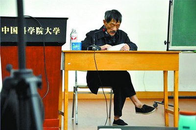 Sixty-seven-year-old Li Xiaowen is seen in the picture wearing Chinese black cotton shoes and no socks. Some people online compared Li Xiaowen to a classic character from Jin Yong's Kung Fu novels--a floor-sweeping monk that is generally silent and modest, but has amazing talent and matchless skills that are only shown when needed.