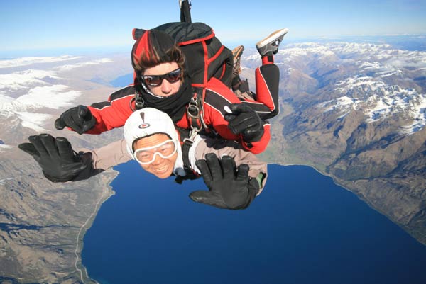Outdoor sports experts are having an amazing skydiving. [Photo provided to chinadaily.com.cn]