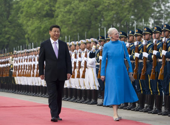 Chinese President Xi Jinping (L) and Danish Queen Margrethe II (R) review the guard of honor at the welcoming ceremony before their talks in Beijing, capital of China, April 24, 2014.(Xinhua/Xie Huanchi)