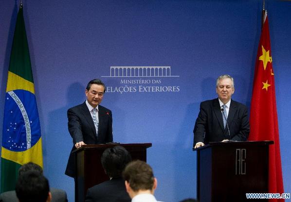 Chinese Foreign Minister Wang Yi (L) and his Brazilian counterpart Luiz Alberto Figueiredo Machado attend a press conference in Brasilia, Brazil, on April 25, 2014. (Xinhua/Xu Zijian)