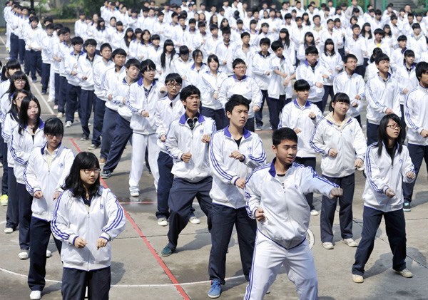 High school students in Wenling, Zhejiang province, practice taekwondo. Zhejiang University is bringing in a new recruitment system this year. Students' high school performance will be part of the admission assessment. Provided to China Daily 