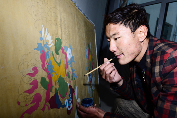 A student from Bayi Vocational School in Yushu, Qinghai province, works on a painting. Experts and officials are encouraging the development of modern vocational education to ease the imbalance between labor supply and the huge demand for technical talent. Zhang Hongxiang / Xinhua