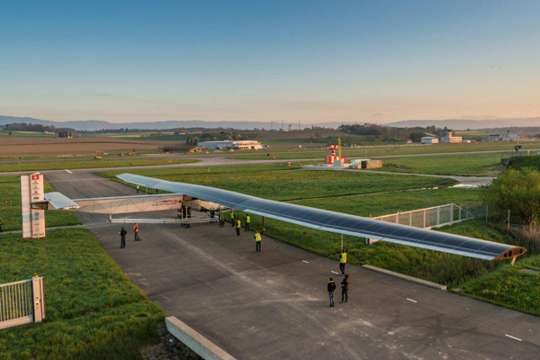 Solar Impulse 2 executes its first test flight on April 14, 2014. (Photo provided to People's Daily Online)