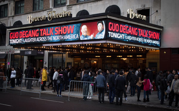 Audience queues for entering the Beacon Theatre on Saturday, April 26, 2014 in New York. PHOTO BY LIU ZHENG / CHINA DAILY
