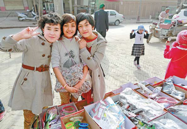 Girls from the Uygur ethnic group have fun in the center of Kashgar. Feng Yongbin / China Daily