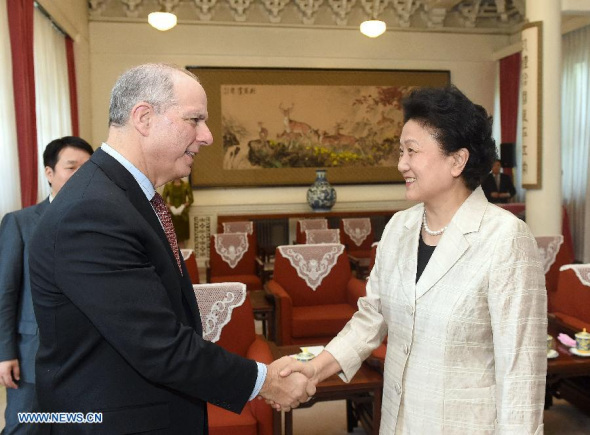 Chinese Vice Premier Liu Yandong (R) meets with Jed Bernstein, president of Lincoln Center for the Performing Arts, in Beijing, China, April 29, 2014. (Xinhua/Liu Jiansheng)