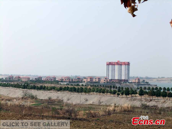 A villa complex built illegally in a water conservation district has been exposed in Nanyang, a prefecture-level city in Henan province.