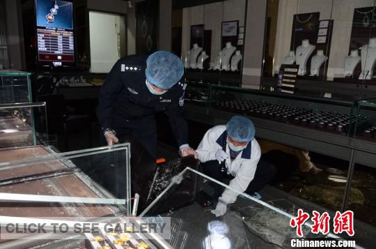 Police are collecting evidence at the robbed jewelry store in Meizhou, Guangdong province. the robbery happens in the evening of Mar 30. (Photo source: chinanews.com)