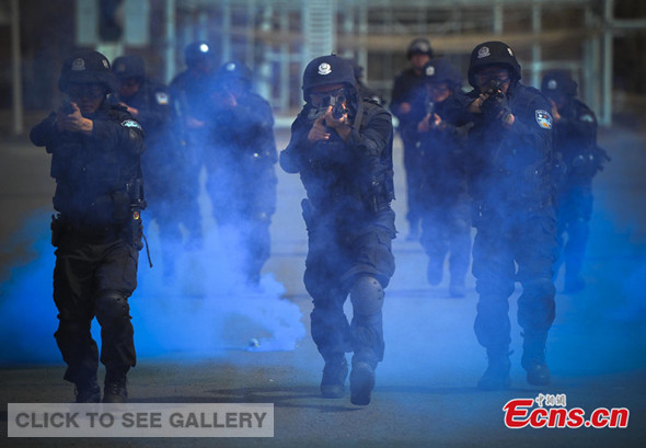 Special police receive live-fire training in Urumqi, Xinjiang Uygur Autonomous Region on April 7, 2014. The Ministry of Public Security last Thursday launched a three-month program to train grassroots policemen who patrol streets and handle emergencies in using arms, according to Xinhua News Agency. [Photo: China News Service / Liu Xin] 