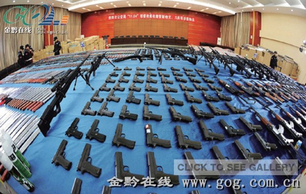 Guizhou police broke up a gang that was manufacturing and selling weapons and confiscated about 15,000 guns and 120,000 controlled knives, the largest such seizure ever in China. The criminal network covers 27 provincial regions and cities including Hunan, Guangdong, Sichuan and Guizhou, China Central Television said on Saturday. [Photo/gog.com.cn]
