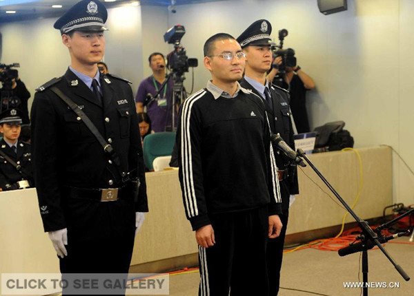 Qin Zhijun (C front), an alleged rumormonger, goes on trial at the Chaoyang District People's Court in Beijing, capital of China, April 17, 2014.