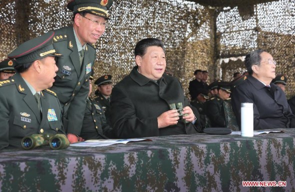 Chinese President Xi Jinping (2nd R) watches drills of troops of the Chinese People's Liberation Army in northwest China's Xinjiang Uygur Autonomous Region. President Xi Jinping visited troops in Xinjiang on April 27 and 29. (Xinhua/Li Gang)