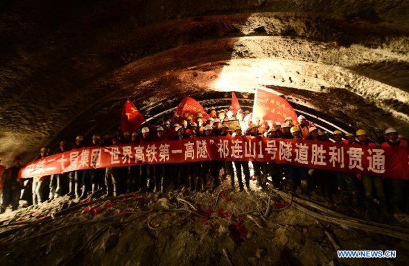 The world's highest tunnel for high-speed trains in northwest China was completely linked up on Thursday, paving the way for the operation of the line linking Gansu Province and Xinjiang Uygur Autonomous Region. (Xinhua Photo)
