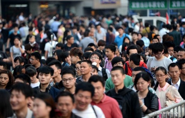Passengers queue to enter the Nanchang Railway Station in Nanchang, capital of east China's Jiangxi province, April 30, 2014. (Xinhua/Zhou Ke)