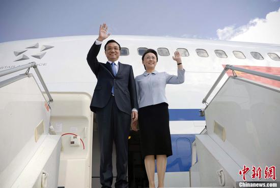 Chinese Premier Li Keqiang (L) and his wife Cheng Hong arrive in Addis Ababa for an official visit to Ethiopia on Sunday, May 4, 2014. [Photo: China News Service/Liu Zhen]