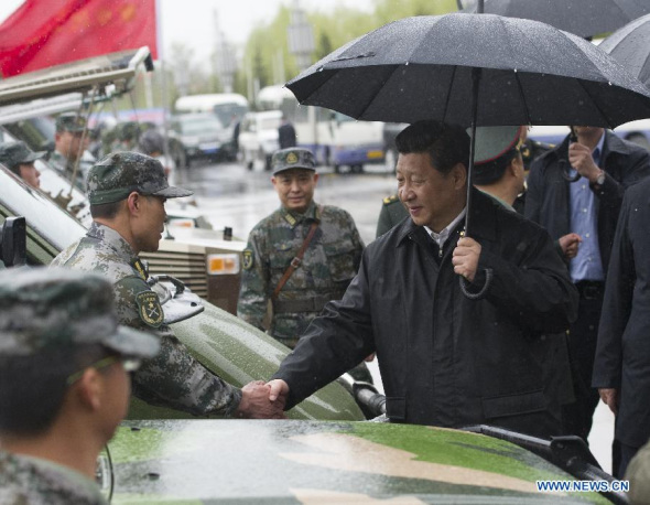 Chinese President Xi Jinping (R) inspects a militia battalion of the sixth division of the Xinjiang Production and Construction Corps in northwest China's Xinjiang Uygur Autonomous Region, April 29, 2014. Xi made an inspection tour in Xinjiang from April 27 to 30. (Xinhua/Xie Huanchi) 