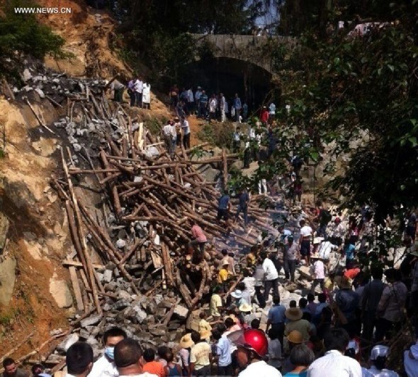 Photo by mobile phone shows the site where a bridge under construction collapsed in Liangkengkou village, Gaozhou city, south China's Guangdong province, May 3, 2014. [Photo / Xinhua]