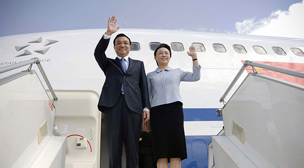 Premier Li Keqiang and his wife Cheng Hong arrive in Addis Ababa, Ethiopia, on Sunday. [Photo/China News Service] 