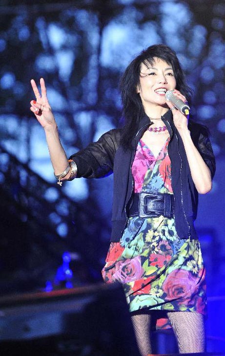 Hong Kong film star Maggie Cheung performs during the 2014 Strawberry Music Festival in Beijing, capital of China, May 3, 2014. [Photo/Xinhua]